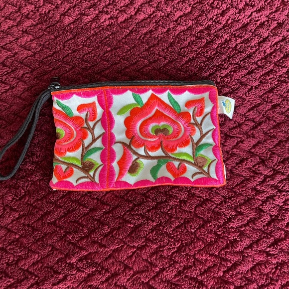 Samuel Handbags - 🌺 Embroidered Pouch
